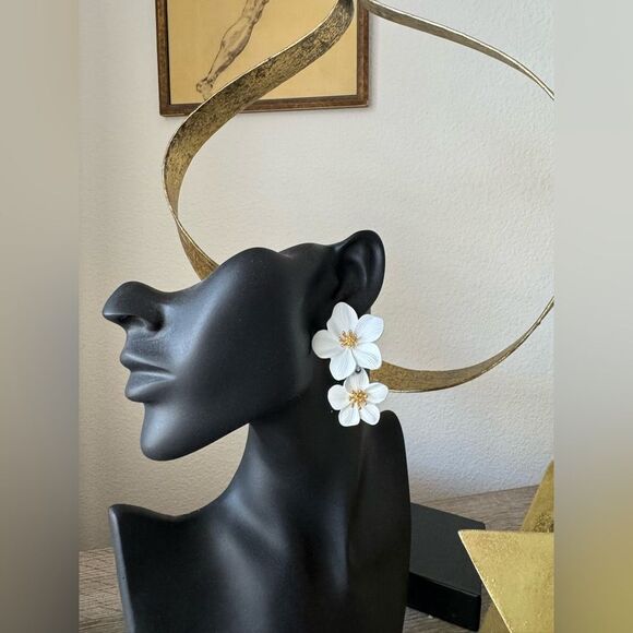 White Floral Earrings A1207 - Picture 4 of 4